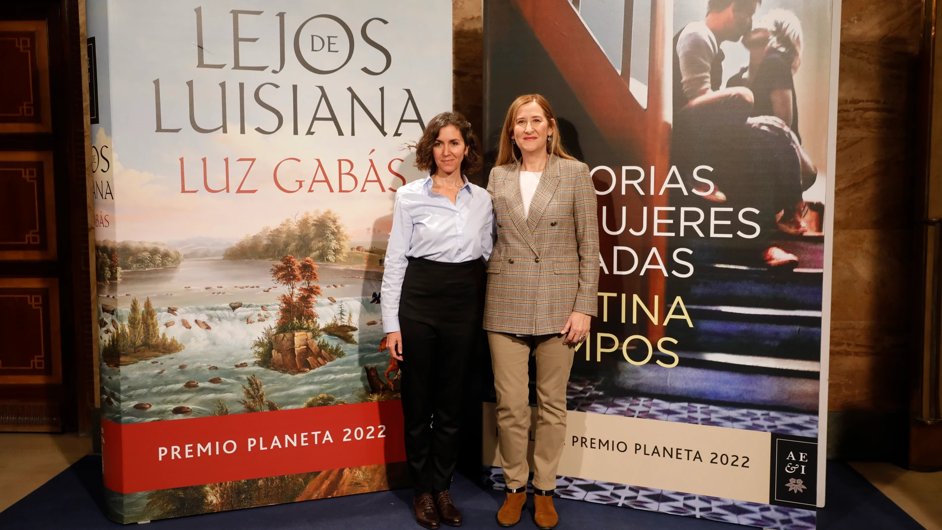 Cristina Campos, a la izquierda, y Luz Gabás, ayer, en el Instituto Cervantes de Madrid, donde presentaron sus obras