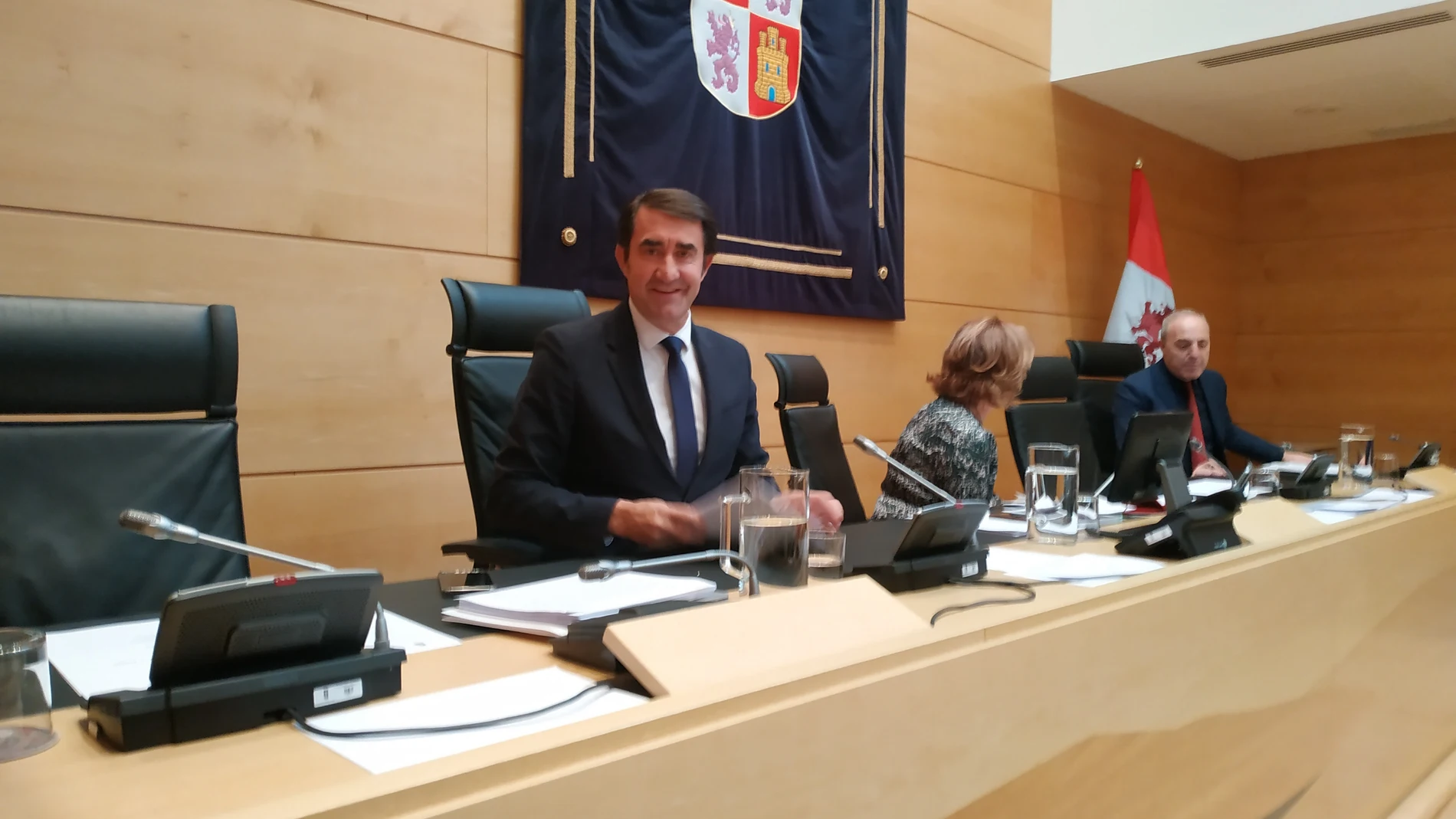 El consejero Juan Carlos Suárez-Quiñones, momentos antes de su comparecencia presupuestaria en las Cortes