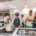 Fundación Unicaja Ronda respalda un curso más las becas de formación en cocina de la asociación 'La Aldea'