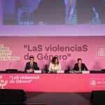 La consejera de Inclusión Social, Juventud, Familias e Igualdad, Loles López (C) el consejero de Justicia, Administración Local y Función Pública, José Antonio Nieto a (i) y la Secretaría General de Familias, Igualdad, Violencia de Género y Diversidad Ana Carmen Mata Rico inauguran el acto, a 8 de noviembre de 2022 en Sevilla (Andalucía, España). La consejera de Inclusión Social, Juventud, Familias e Igualdad, Loles López acompañada por el consejero de Justicia, Administración Local y Función Pública, José Antonio Nieto, inauguran en el día de hoy el XIII Congreso Internacional para el Estudio de la Violencia contra las Mujeres, en el Palacio de Exposiciones y Congresos de Sevilla