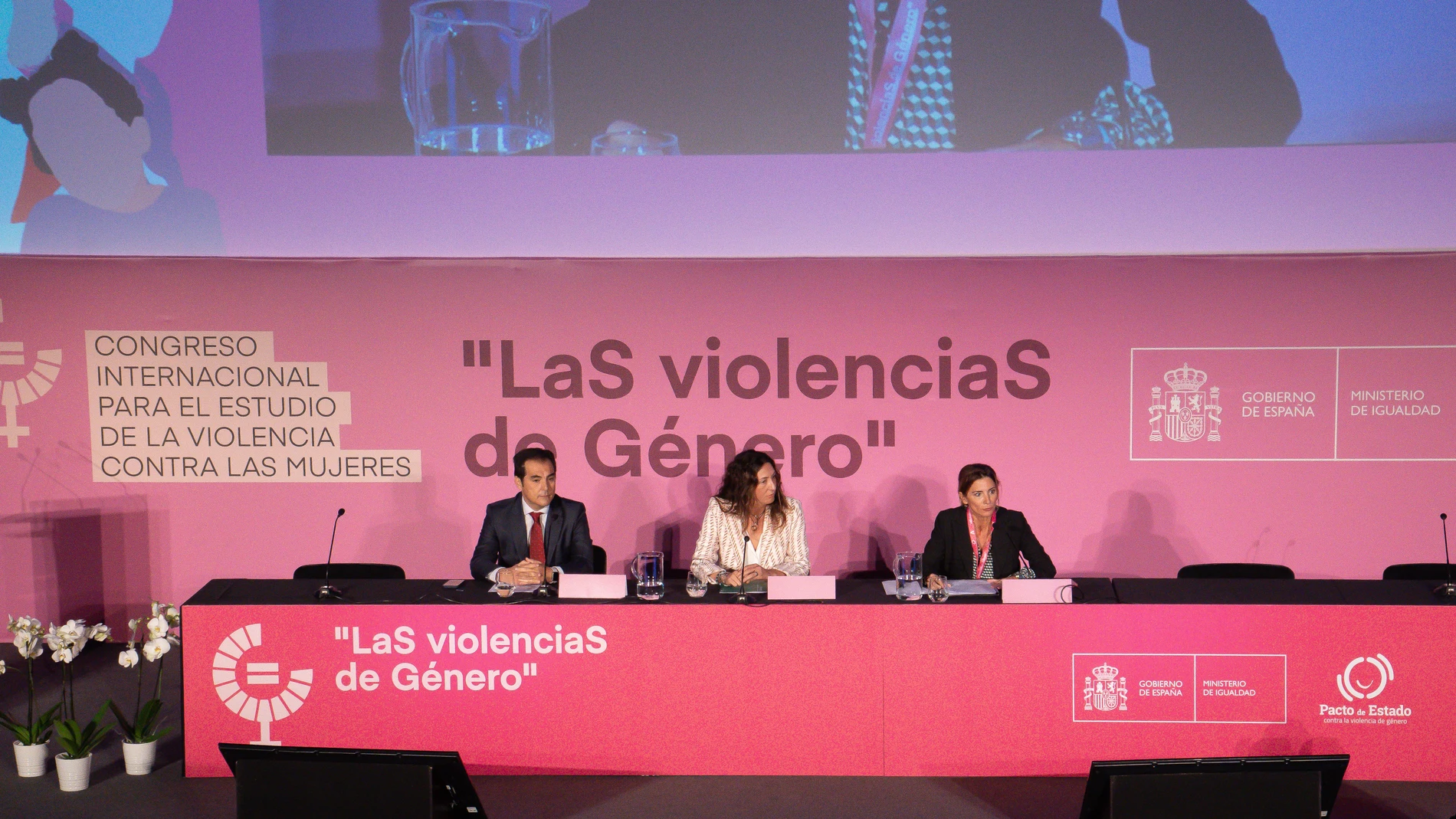 La consejera de Inclusión Social, Juventud, Familias e Igualdad, Loles López (C) el consejero de Justicia, Administración Local y Función Pública, José Antonio Nieto a (i) y la Secretaría General de Familias, Igualdad, Violencia de Género y Diversidad Ana Carmen Mata Rico inauguran el acto, a 8 de noviembre de 2022 en Sevilla (Andalucía, España). La consejera de Inclusión Social, Juventud, Familias e Igualdad, Loles López acompañada por el consejero de Justicia, Administración Local y Función Pública, José Antonio Nieto, inauguran en el día de hoy el XIII Congreso Internacional para el Estudio de la Violencia contra las Mujeres, en el Palacio de Exposiciones y Congresos de Sevilla