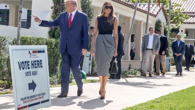 Donald y Melania Trump tras votar en las primarias de Florida el 19 de marzo