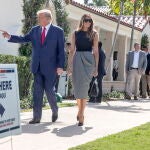 Donald y Melania Trump tras votar en las primarias de Florida el 19 de marzo