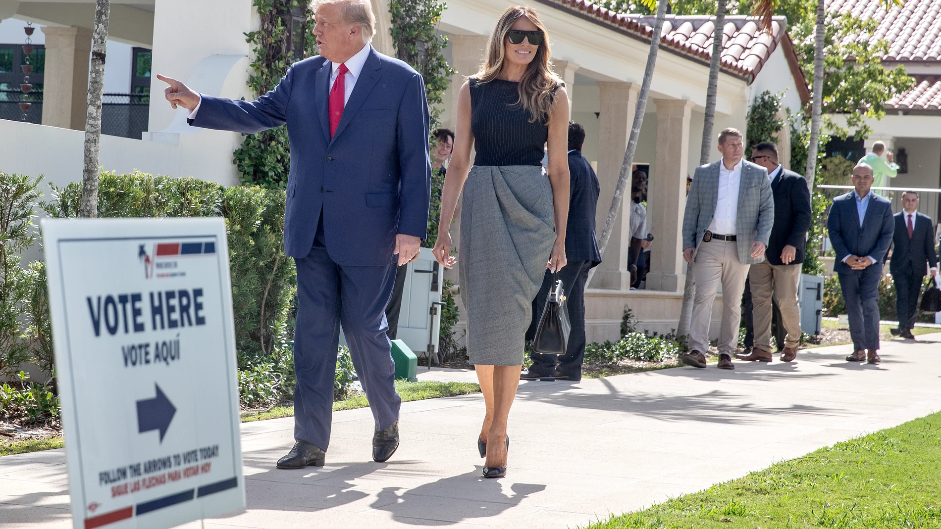 Donald Trump y la ex primera dama Melania Trump votaron este martes en el Centro Recreativo Morton y Barbara Mandel en Palm Beach, Florida.