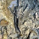 24 estatuas de bronce en perfecto estado, exvotos y otros objetos, pero también cinco mil monedas de oro, plata y bronce, fueron recuperadas del barro en la excavación de las antiguas termas de San Casciano dei Bagni
