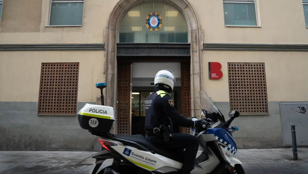 Un agente de policía en la nueva comisaría de la Guardia Urbana en Ciutat Vella