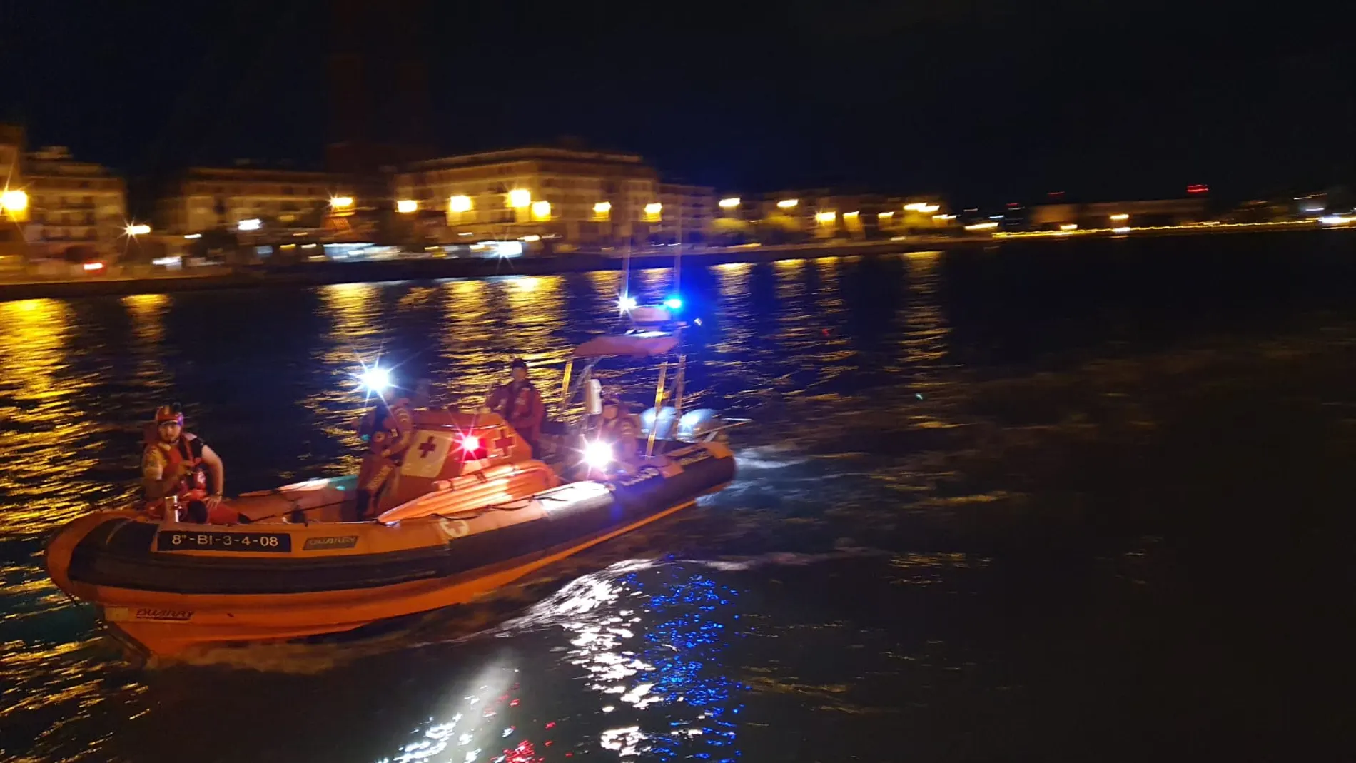 Una embarcación de la Cruz Roja de Bizkaia participa en labores de rescate