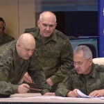 Una imagen tomada de un vídeo distribuido por el servicio de prensa del Ministerio de Defensa ruso muestra al ministro de Defensa de Rusia, Sergei Shoigu, escuchando al comandante Sergei Surovikin en su visita al centro de mando de las Fuerzas Conjuntas Rusas, en un lugar no revelado de Ucrania