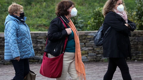 La responsable de ejecución del proyecto del sistema ERTMS de seguridad en la línea Ourense-Santiago, Natalia de la Torre (c), acompañada de otras testigos,ayer antes de comparecer en el juicio del accidente del tren Alvia que se está celebrando en Santiago de Compostela.