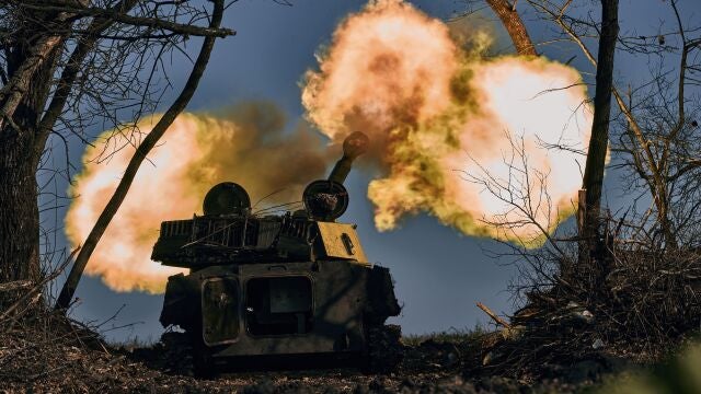 Un vehículo de artillería autopropulsada dispara cerca de Bajmut (Donetsk)