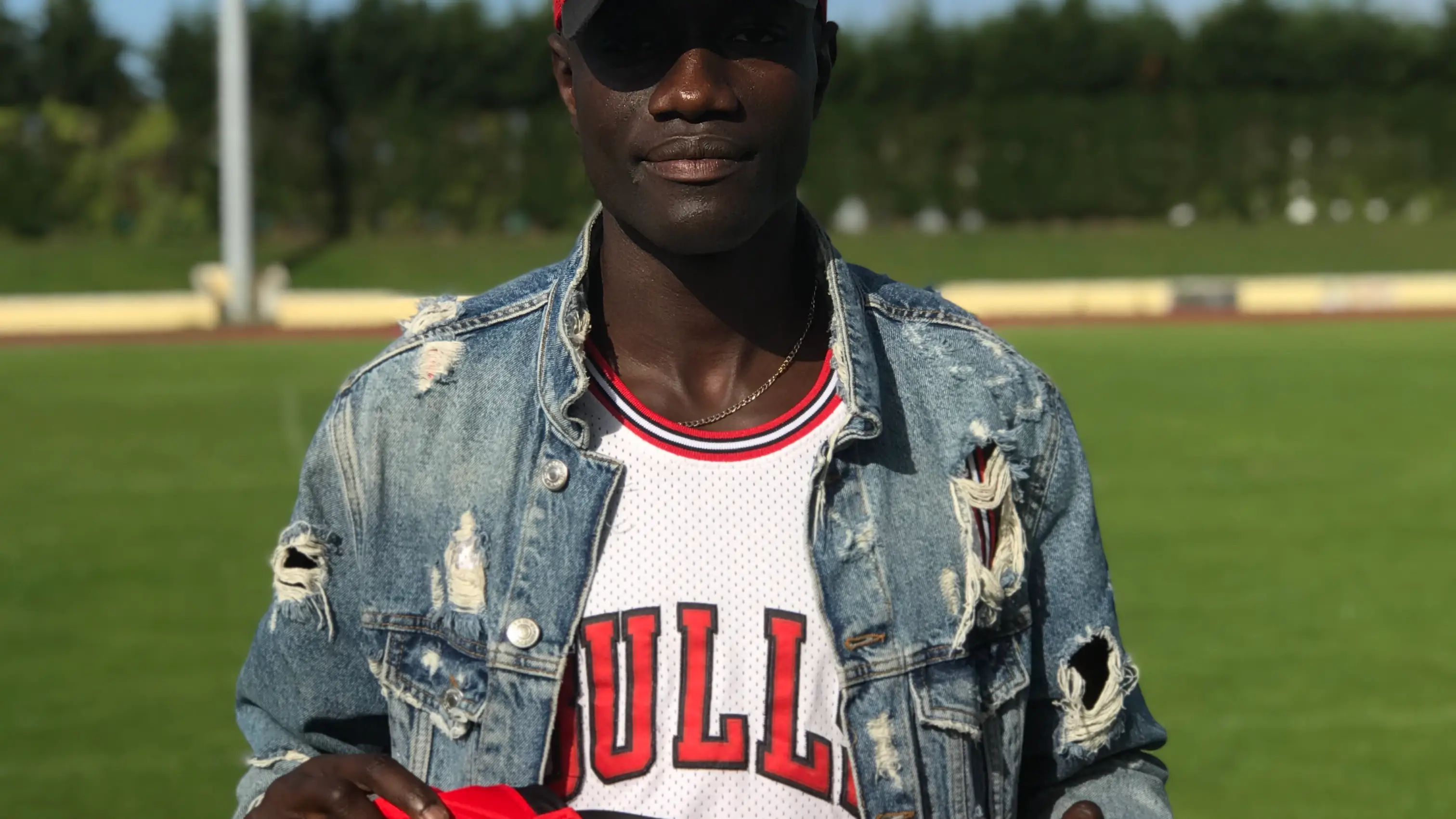 Ndiogou Sene posando con la camiseta del Velarde C.F.