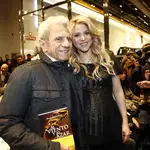 El escritor y periodista William Mebarak, junto a su hija, la cantante Shakira. EFE/Marta Pérez