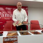 El gerente de la empresa Dulces El Beato, Carlos París, presenta el turrón de torrezno