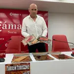 El gerente de la empresa Dulces El Beato, Carlos París, presenta el turrón de torrezno