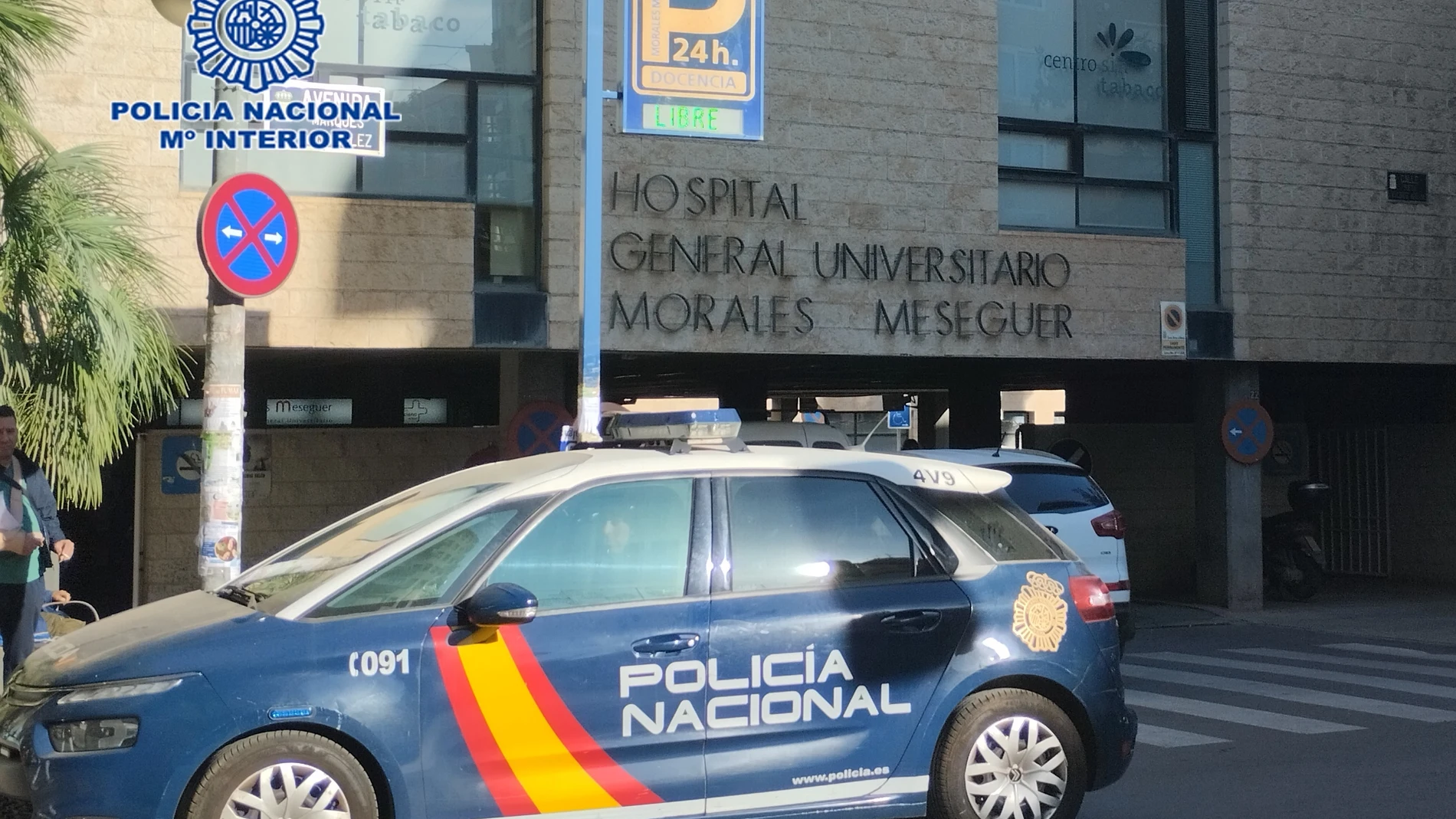 Un vehículo de la Policía Nacional estacionado junto al hospital Morales MeseguerPOLICÍA NACIONAL09/11/2022