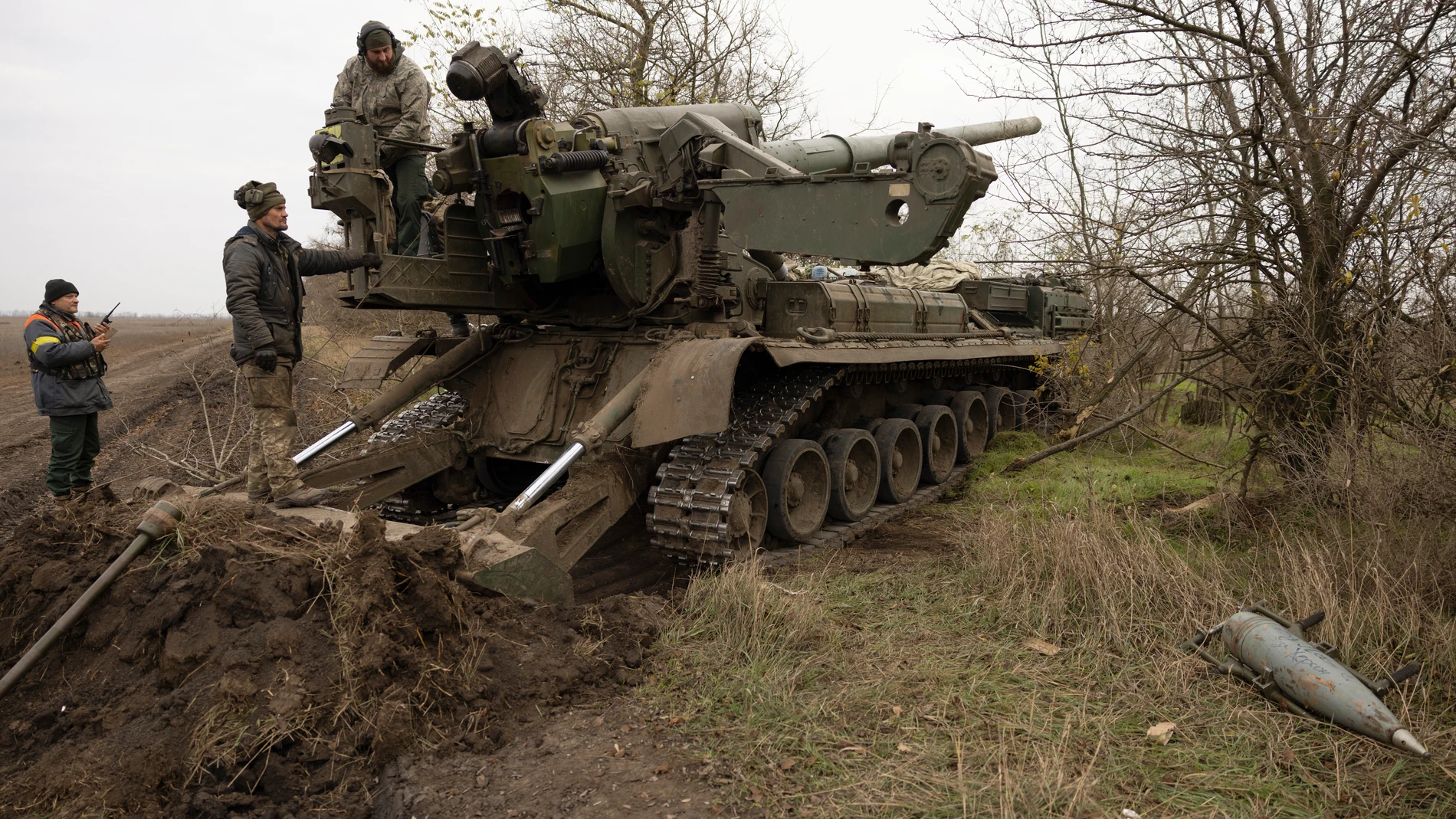 Soldados ucranianos operan un cañón autopropulsado en el área de Jersón