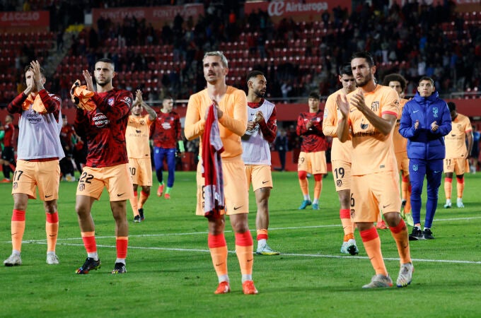 Los jugadores del Atlético, encabezados por Griezmann, piden perdón a la afición tras la derrota en Mallorca
