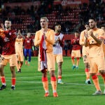 Los jugadores del Atlético, encabezados por Griezmann, piden perdón a la afición tras la derrota en Mallorca