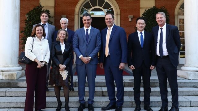 El prsidente del Gobierno de España, Pedro Sánchez (1i), junto al consejero delegado de Cisco, Chuck Robbins (1d), junto a la vicepresidenta primera y ministra de Asuntos Económicos, Nadia Calviño (2i), entre otros, en el Palacio de la MoncloaFERNANDO.CALVO/POOL MONCLOA