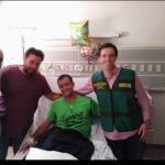 Hugo (con camiseta verde) tras su operación de mano una vez que terminó su cautiverio