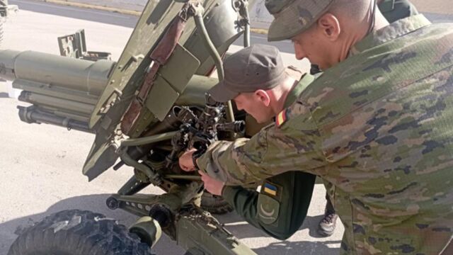 Un militar español enseña el manejo del obus 105/14 a uno de los efectivos ucranianos