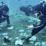 Los buzos junto a los restos del Challenger en el fondo del mar