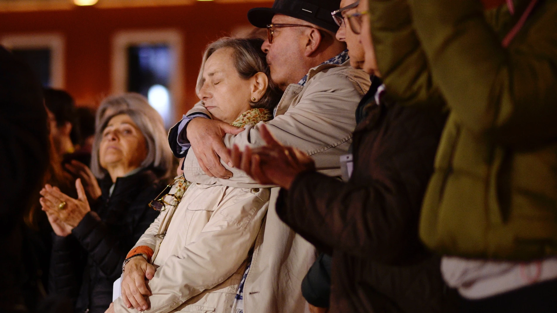 Los padres de la joven enfermera vallisoletana Teresa Rodríguez Llamazares, asesinada supuestamente por su expareja el pasado 27 de octubre en Bruselas, participan en un acto de homenaje en la Plaza Mayor de Valladolid