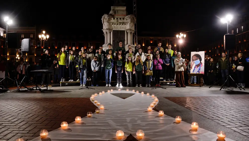 La sociedad vallisoletana rinde homenaje a la joven enfermera vallisoletana Teresa Rodríguez Llamazares, asesinada supuestamente por su expareja el pasado 27 de octubre en Bruselas, en la Plaza Mayor de Valladolid