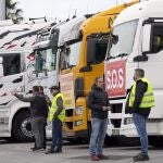 Camioneros concentrados en la entrada de Mercabarna durante el paro indefinido del pasado mes de marzo