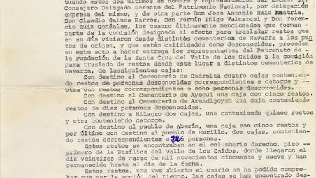 Junto a las autoridades, el acta oficial de Patrimonio que da fe de la entrega de los restos y recoge el pésimo estado de los enterramientos está firmada también por cuatro representantes de las familias.