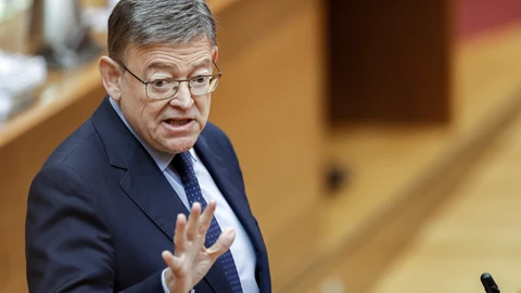 El presidente de la Generalitat, Ximo Puig, interviene en la sesión de control de las Cortes Valencianas
