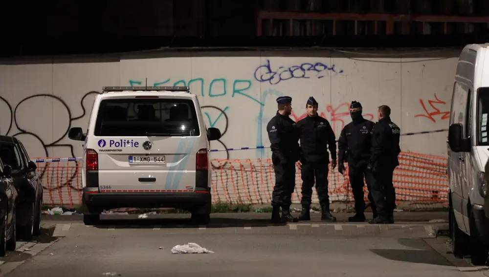 Policías en el lugar del apuñalamiento en Bruselas