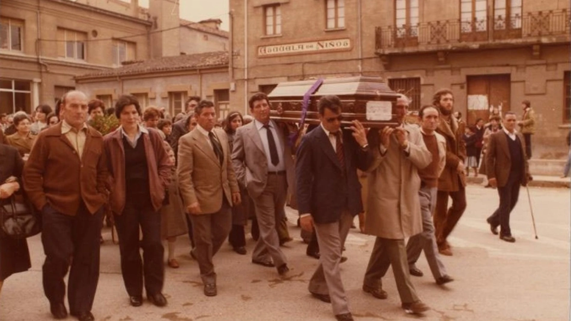 Con traje claro, corbata oscura y portando el féretro, José Antonio Ruiz Amatria, en San Adrián en el funeral que tuvo lugar en 1980