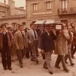 Con traje claro, corbata oscura y portando el féretro, José Antonio Ruiz Amatria, en San Adrián en el funeral que tuvo lugar en 1980
