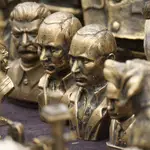 Figuras del presidente Vladimir Putin junto al dictador soviético Josef Stalin en una tienda de souvenirs en San Petersburgo