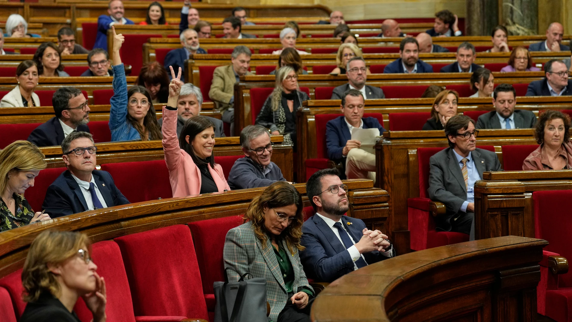 El presidente de la Generalitat Pere Aragonès (c), en el Parlament.