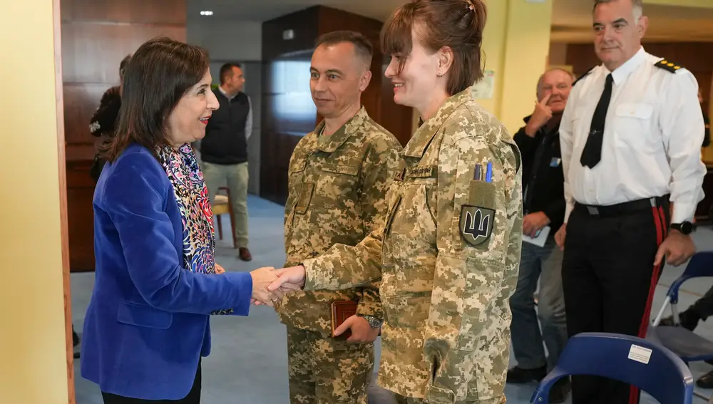 La ministra de Defensa, Margarita Robles, saluda a la coronel Tapaciok y al coronel Vtorykh