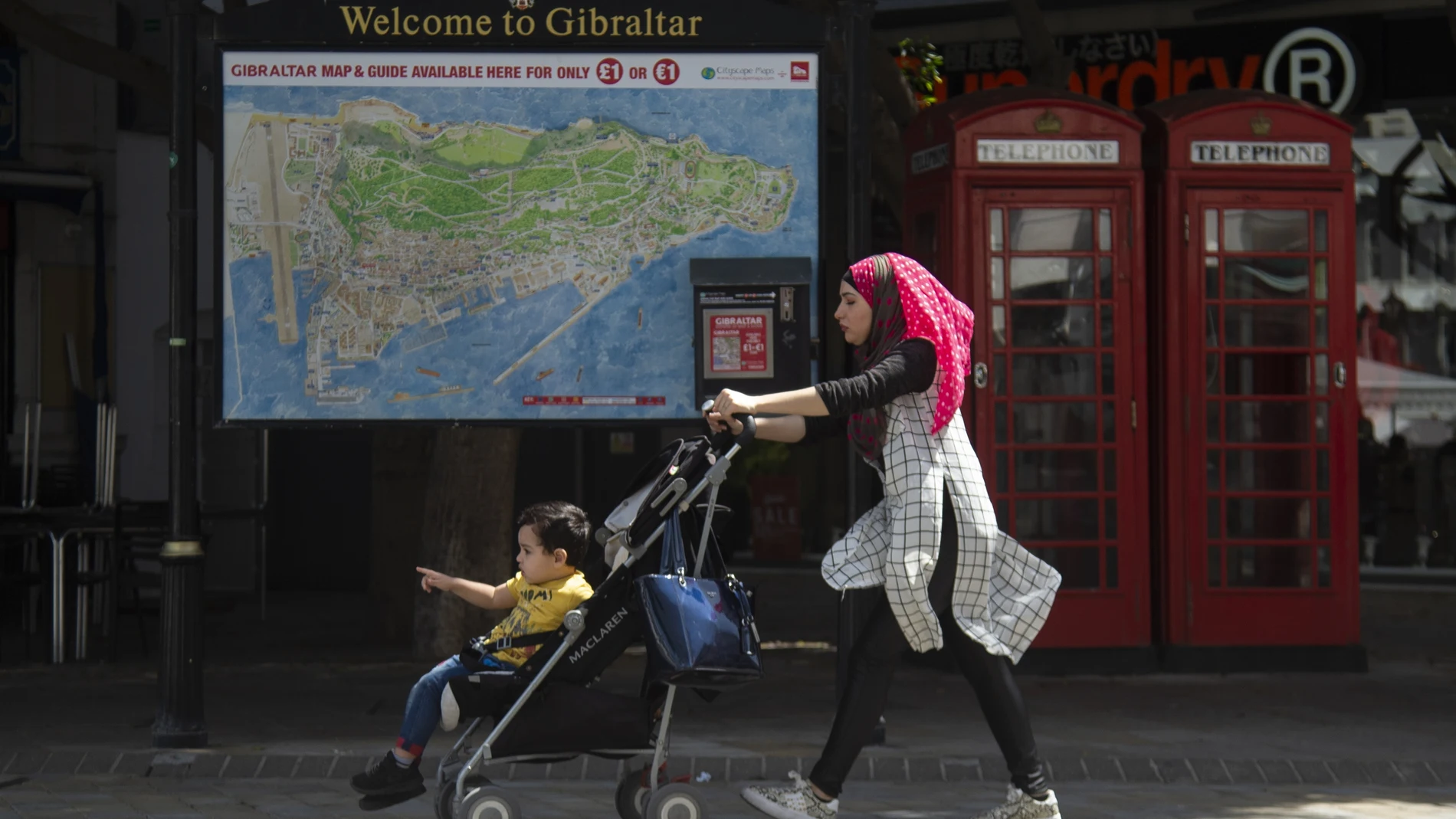 Una mujer con un carrito de bebé camina por las calles de Gibraltar