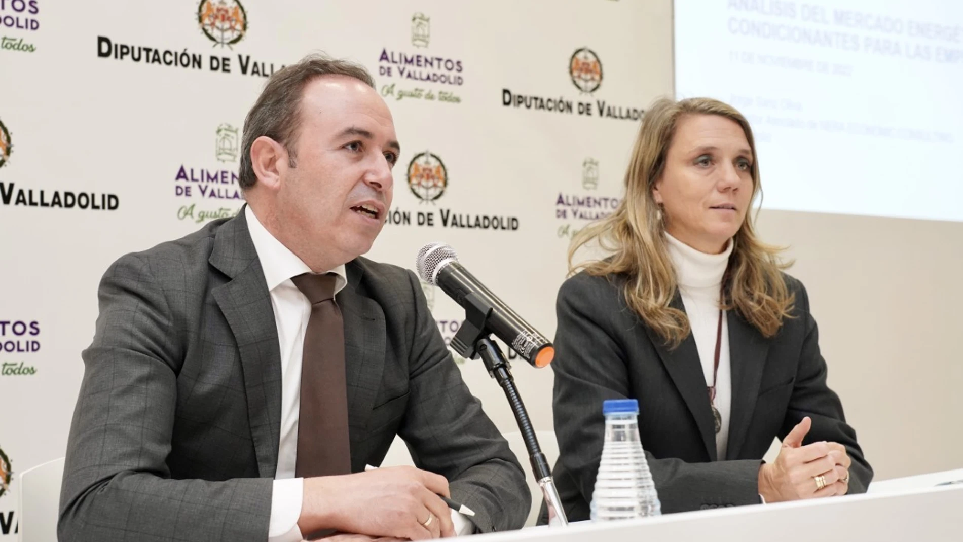 El vicepresidente de la Diputación de Valladolid, Víctor Alonso, y la presidenta de la CEOE Valladolid, Ángela de Miguel, participan en un encuentro empresarial