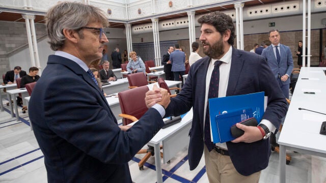 El presidente de la Comunidad de Murcia Fernando López Miras (d), saluda al consejero de Economía y Hacienda Lusi Alberto Marín (i), a su llegada este viernes al pleno de la Asamblea Regional de Murcia