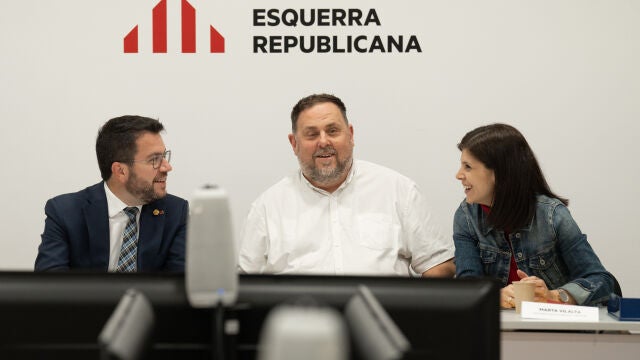 El presidente de la Generalitat, Pere Aragonès; el presidente de ERC, Oriol Junqueras y la secretaria general adjunta y portavoz de ERC, Marta Vilalta, durante la reunión de la nueva ejecutiva de ERC, a 11 de noviembre de 2022, en Barcelona, Catalunya (España)