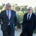 El consejero Arturo Bernal acompañado por Salomón Castiel, secretario general para la Cultura