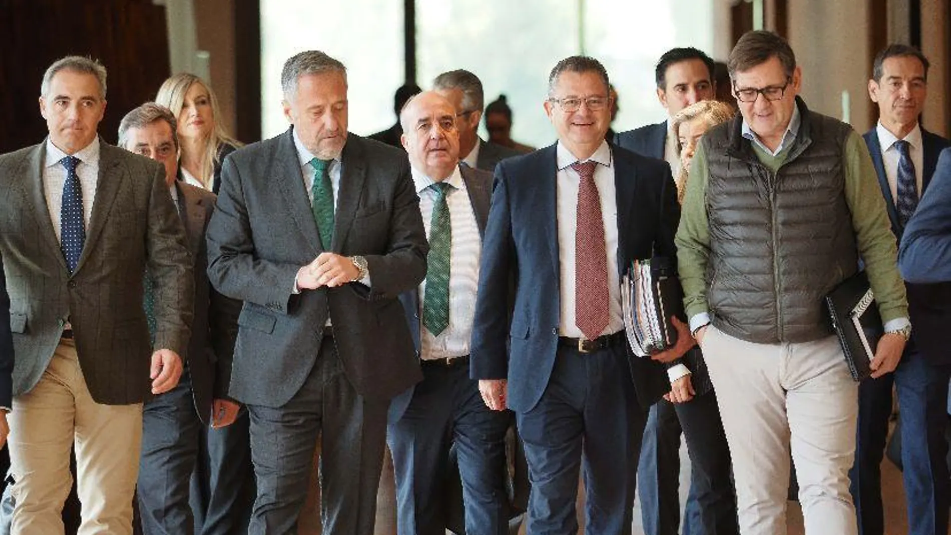 El consejero Gerardo Dueñas junto al presidente de las Cortes, Carlos Pollán, y su equipo, antes de explicar los presupuestos
