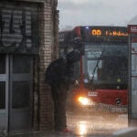 Una persona se protege de la lluvia con la capucha de su chaqueta, a 11 de noviembre de 2022, en Valencia