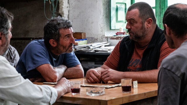 Luis Zahera y Denis Ménochet en "As bestas"