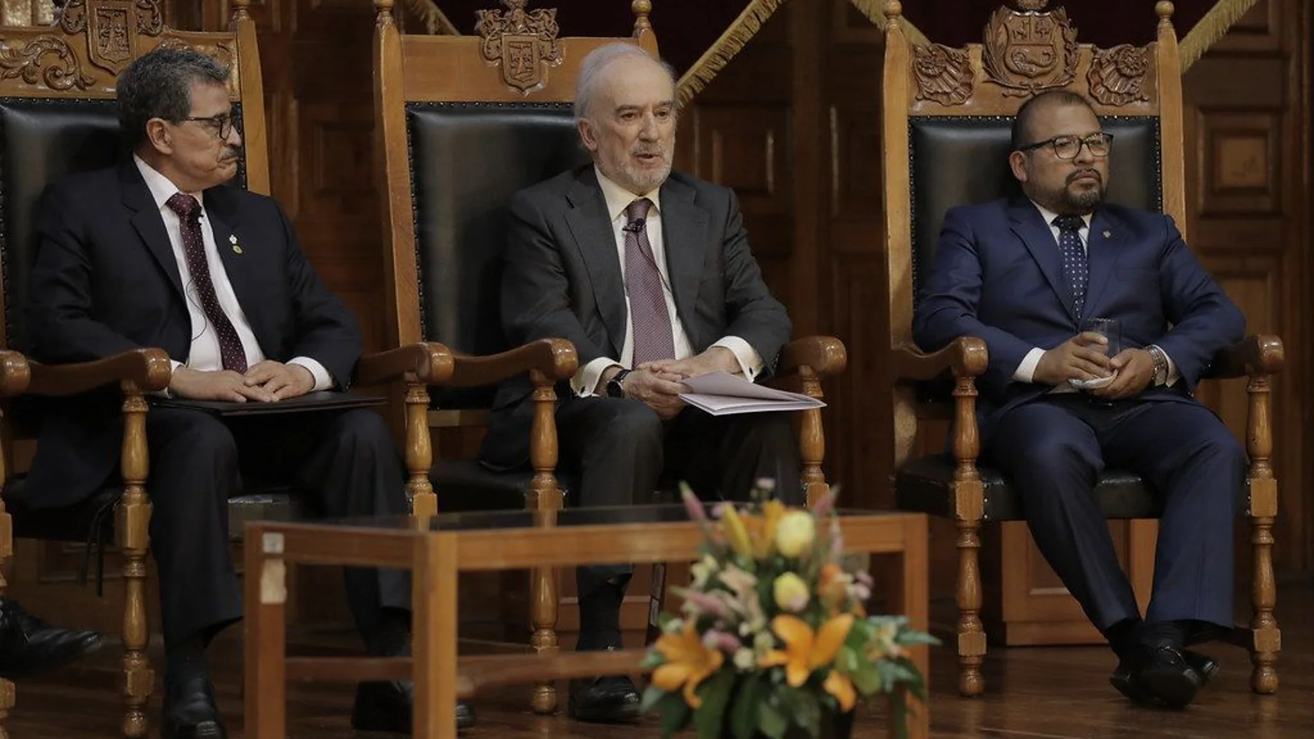Santiago Muñoz Machado al lado de Hugo Rojas Flores, a su derecha, y Omar Candia, a su izquierda, durante la presentación del Congreso en Perú