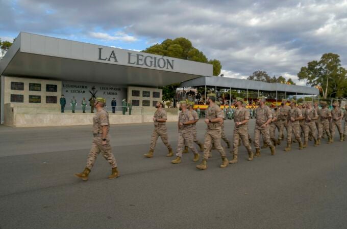 La Brigada de La Legión (Brileg) celebró un desfile militar para despedir este viernes en la base 'Álvarez de Sotomayor' de Viator (Almería), al contingente Apoyo a Irak (A/I) que participa en la misión OTAN-Irak (NM-I). EFE/ Brigada de la Legión /