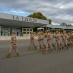 La Brigada de La Legión (Brileg) celebró un desfile militar para despedir este viernes en la base 'Álvarez de Sotomayor' de Viator (Almería), al contingente Apoyo a Irak (A/I) que participa en la misión OTAN-Irak (NM-I). EFE/ Brigada de la Legión /