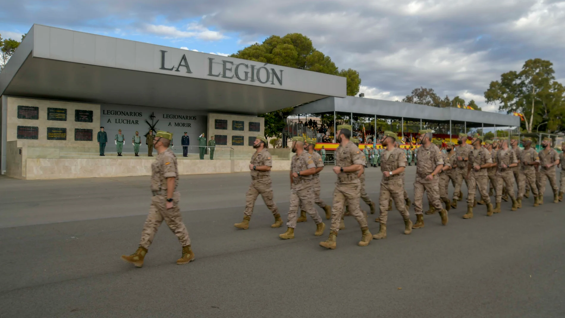 La Brigada de La Legión (Brileg) celebró un desfile militar para despedir este viernes en la base 'Álvarez de Sotomayor' de Viator (Almería), al contingente Apoyo a Irak (A/I) que participa en la misión OTAN-Irak (NM-I). EFE/ Brigada de la Legión /