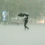 Un hombre camina bajo una intensa lluvia en la última borrasca